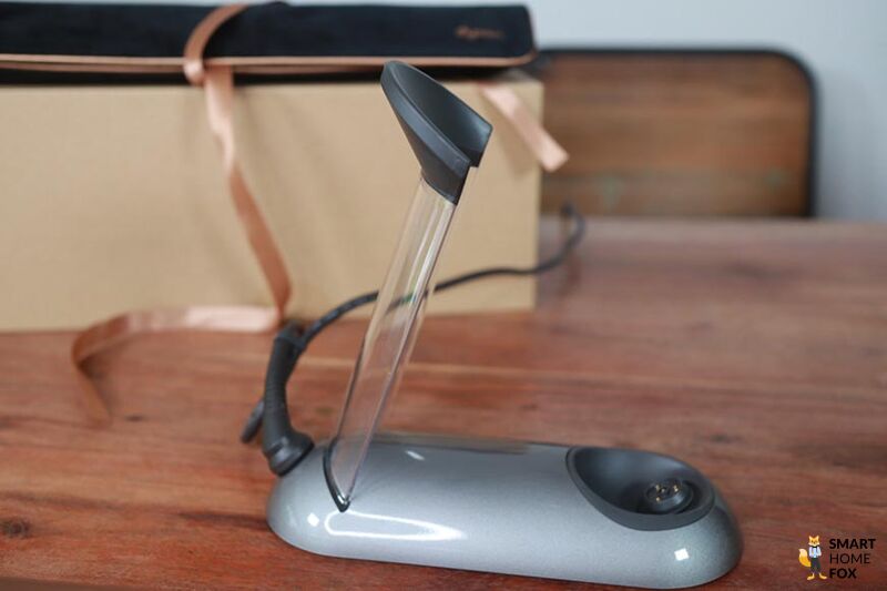 Man sieht die Halterung des Dyson Corrale.